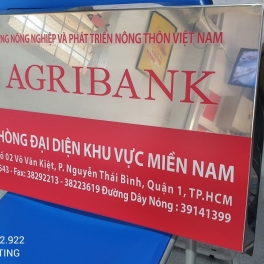 in-bang-ten-cong-ty-tren-inox-bong-cho-ngan-hang-agribank