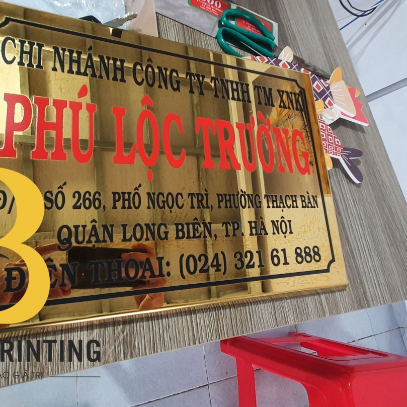 in-bang-ten-cong-ty-tren-inox-vang-guong